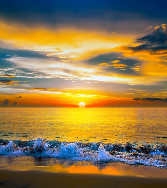 Colorido atardecer sobre el mar —  Fotos de Stock