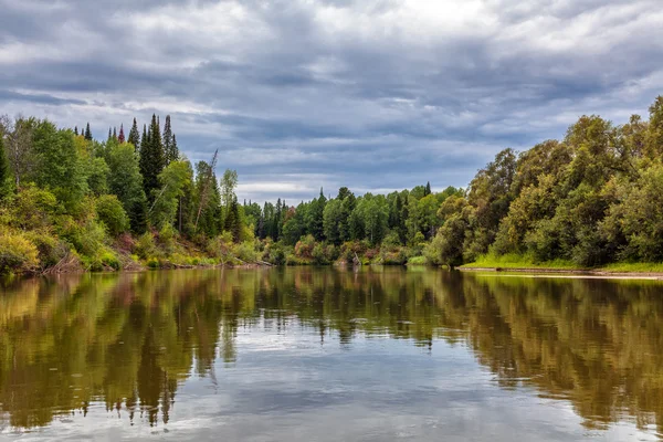 Paisaje siberiano con el río — Foto de Stock