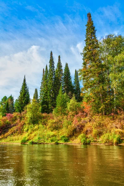 Paysage d'automne avec la rivière — Photo