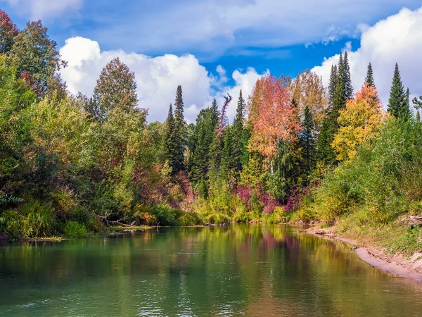 Herbstlandschaft mit dem Fluss — Stockfoto