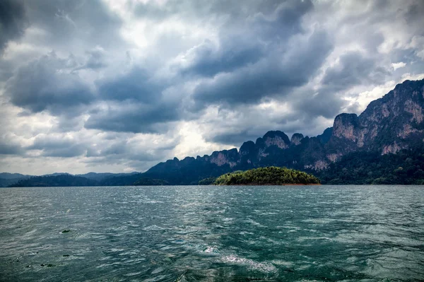 Lago Cheow Lan . — Foto de Stock