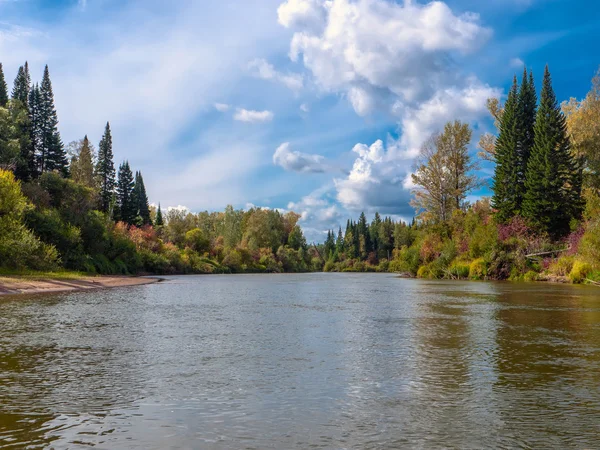 Herbstlandschaft mit dem Fluss — Stockfoto
