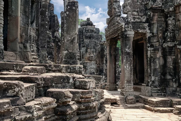 De ruïnes van angkor thom tempel in Cambodja — Stockfoto