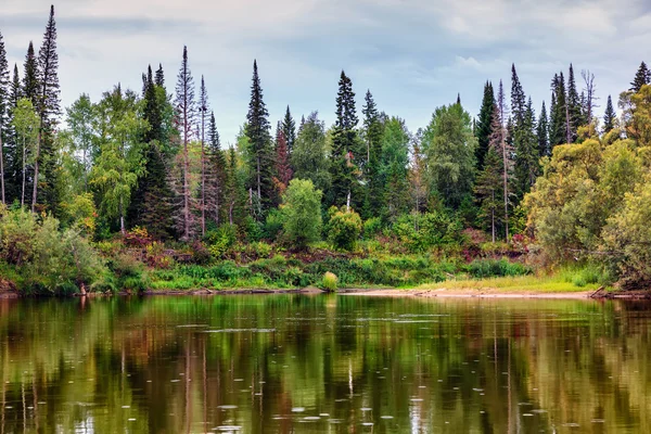 Paisaje otoñal con el río — Foto de Stock