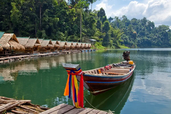 Taylandlı bir köyde yüzen bambu kulübe