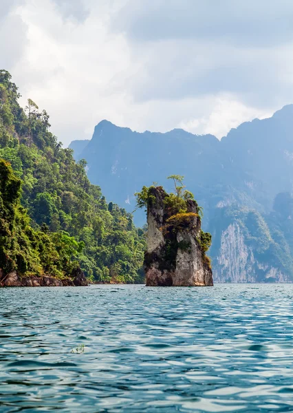 Matin sur le lac Cheo Lan en Thaïlande — Photo