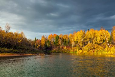 vahşi Sibirya Tayga, sonbahar günbatımı