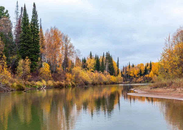 Herfst landschap met de rivier — Stockfoto