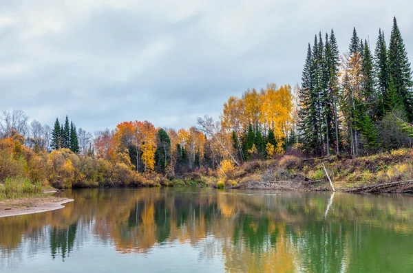 Paisaje otoñal con el río — Foto de Stock