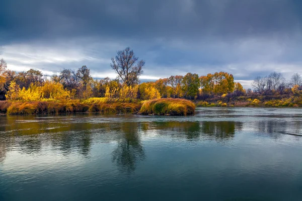 Herfst zonsondergang in het wild Siberische taiga — Stockfoto