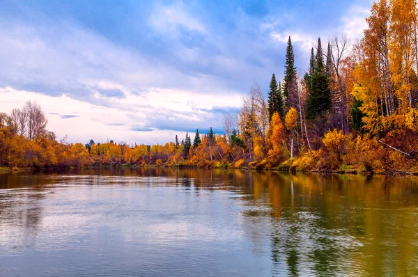 Otoño Puesta de sol en la salvaje taiga siberiana —  Fotos de Stock