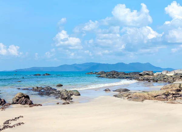 Praia deserta — Fotografia de Stock