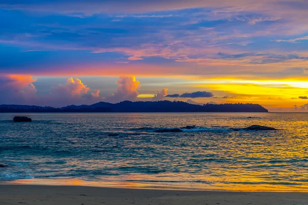 Coucher de soleil coloré sur la mer — Photo
