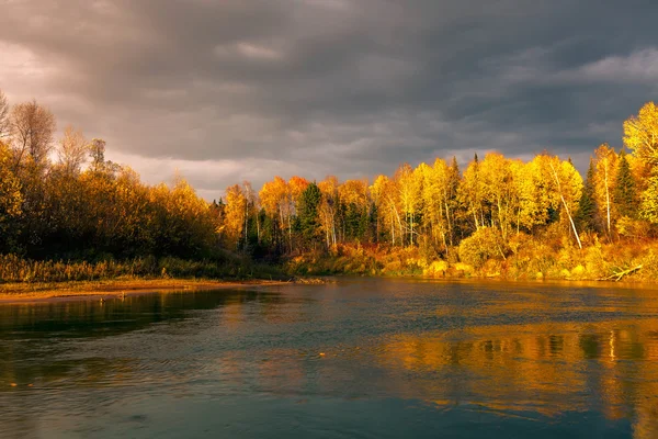 Herfst zonsondergang in het wild Siberische taiga — Stockfoto