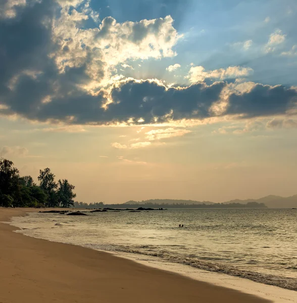 Solnedgång på khao lak beach i thailand — Stockfoto