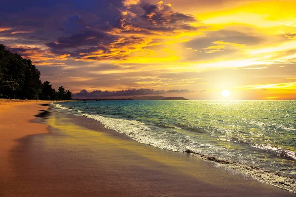 Tramonto sulla spiaggia di Khao Lak in Thailandia . — Foto Stock