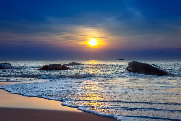Puesta de sol en la playa de Khao Lak en Tailandia . — Foto de Stock