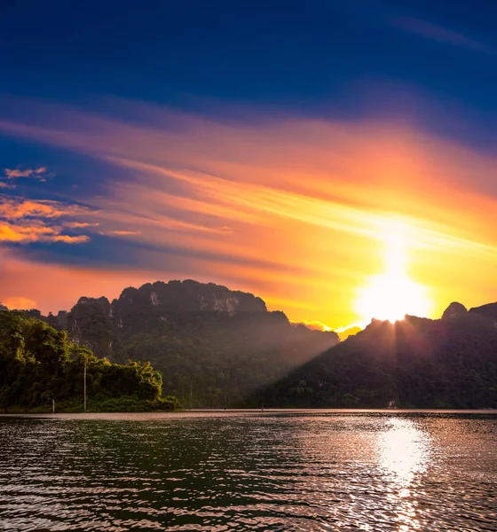 Puesta de sol sobre el lago Cheo Lan en Tailandia — Foto de Stock