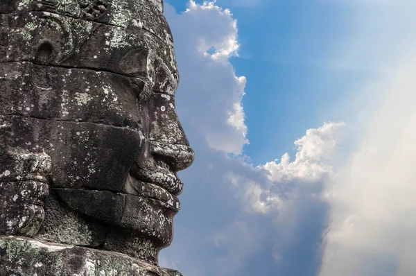 Ein Fragment der Türme des Tempels von angkor thom mit dem Bild des Buddha — Stockfoto