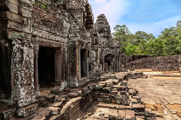 吴哥的废墟 thom 寺在柬埔寨 — 图库照片