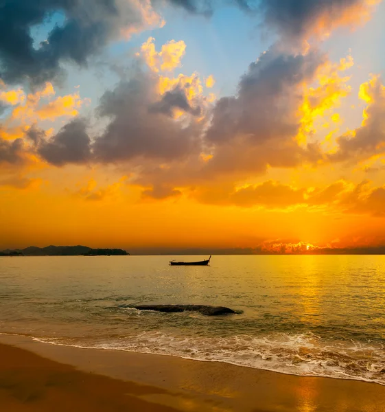 Belo pôr do sol tropical sobre o mar — Fotografia de Stock