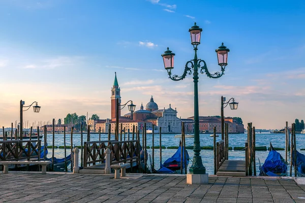 Böschung in Venedig bei Sonnenaufgang — Stockfoto