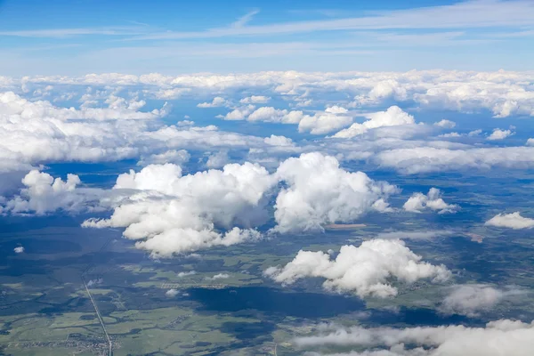 De lucht en de wolken. uitzicht vanaf het vliegtuig. — Stockfoto