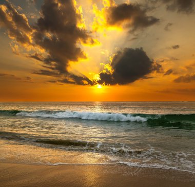 Denizin üzerinde gün batımı