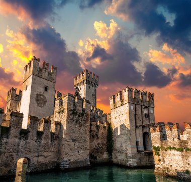 Ortaçağ scaliger günbatımında castle