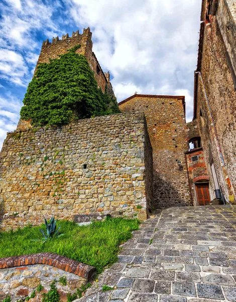 Средневековая Италия. Старая башня в Монтекатини Альто. (HDR image ) — стоковое фото