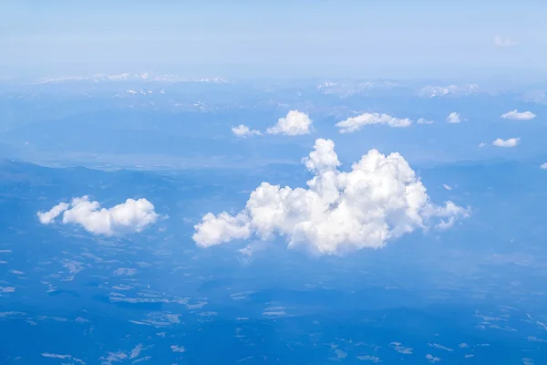 欧洲的阿尔卑斯山上空的云块。从飞机上查看. — 图库照片