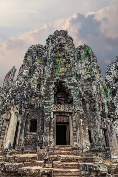 De verbazingwekkende architectuur van oude bayon tempel in Cambodja — Stockfoto