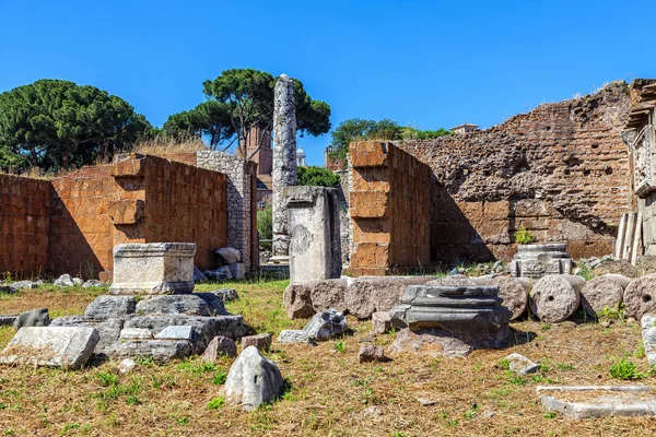 De ruïnes van het Forum Romanum in Rome — Stockfoto
