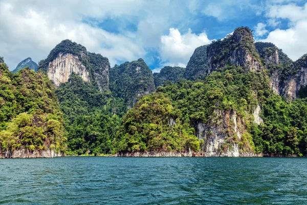 Lago Cheo Lan en el Parque Nacional Khao Sok en Tailandia —  Fotos de Stock