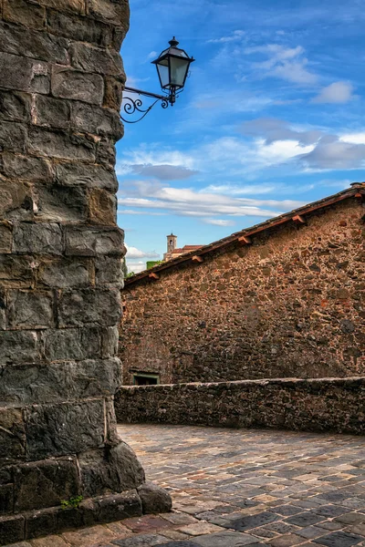 Middeleeuwse straat in montecatini alto — Stockfoto