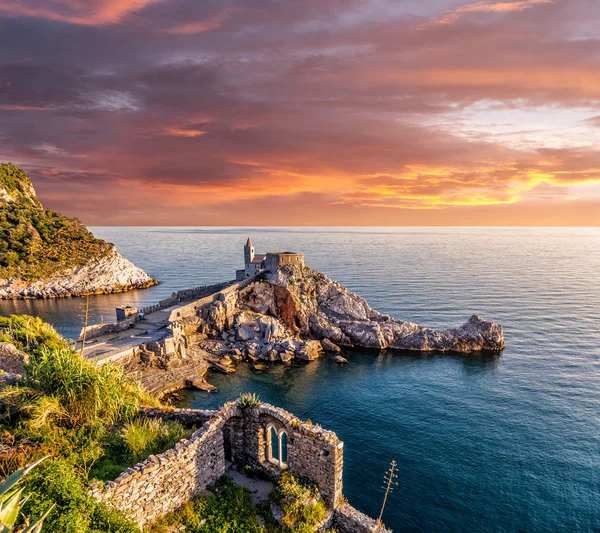 Gün batımında İtalyan şehir porto venere eski ortaçağ kalesinde — Stok fotoğraf