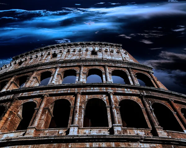 Ancient Roman Colosseum at night in the moonlight — Stock Photo, Image