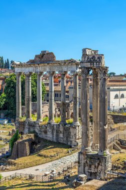 Satürn ve tapınak vespasian Roma Forumu. Harabeleri.