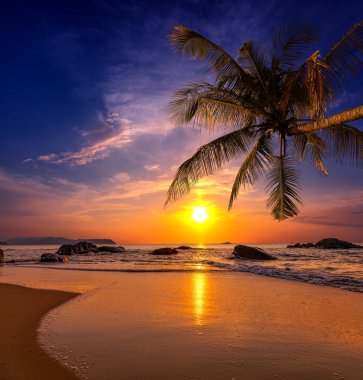 günbatımı denize. İl khao lak Tayland