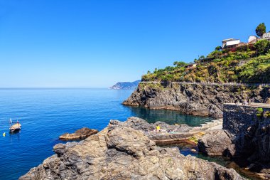 manarola kayalık kıyılarında