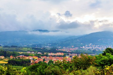 Toskana Vadisi üzerinde alçak bulutlar