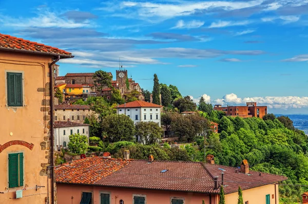 Olasz város montekatini alto. utca-és városrészlet. — Stock Fotó