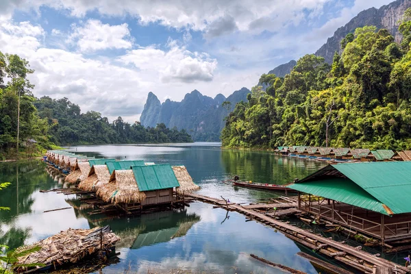 Pueblo flotante en el lago Cheo lan en Tailandia —  Fotos de Stock