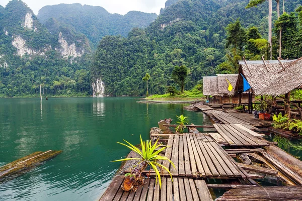 Villaggio galleggiante sul lago Cheo lan in Thailandia — Foto Stock