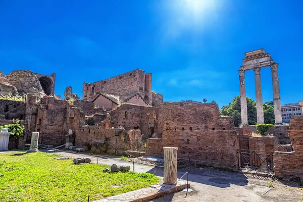 Parlak, güneşli bir gün ışığında roman forum kalıntıları — Stok fotoğraf