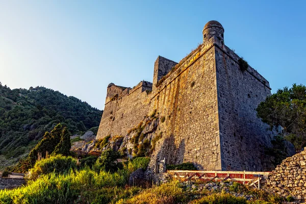 Zamek doria średniowiecznym zachodzie słońca we włoskim mieście portovenere — Zdjęcie stockowe