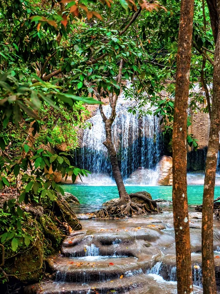 Водопад в джунглях — стоковое фото