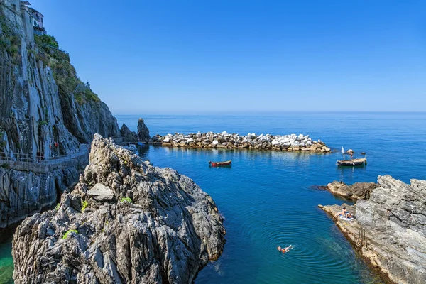 Rocky cove in Manarola — Stock Photo, Image