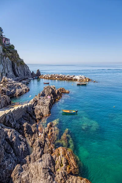 Rotskust van de Ligurische Zee in de buurt van manarola — Stockfoto