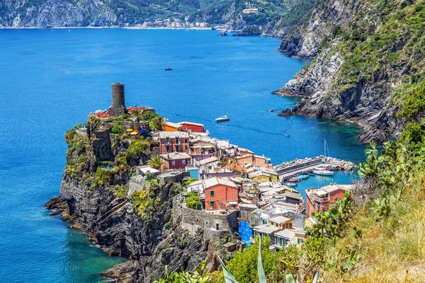 在岩石上的小镇。vernazza。意大利. — 图库照片